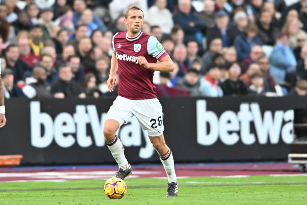 在他的推动 在他的推动